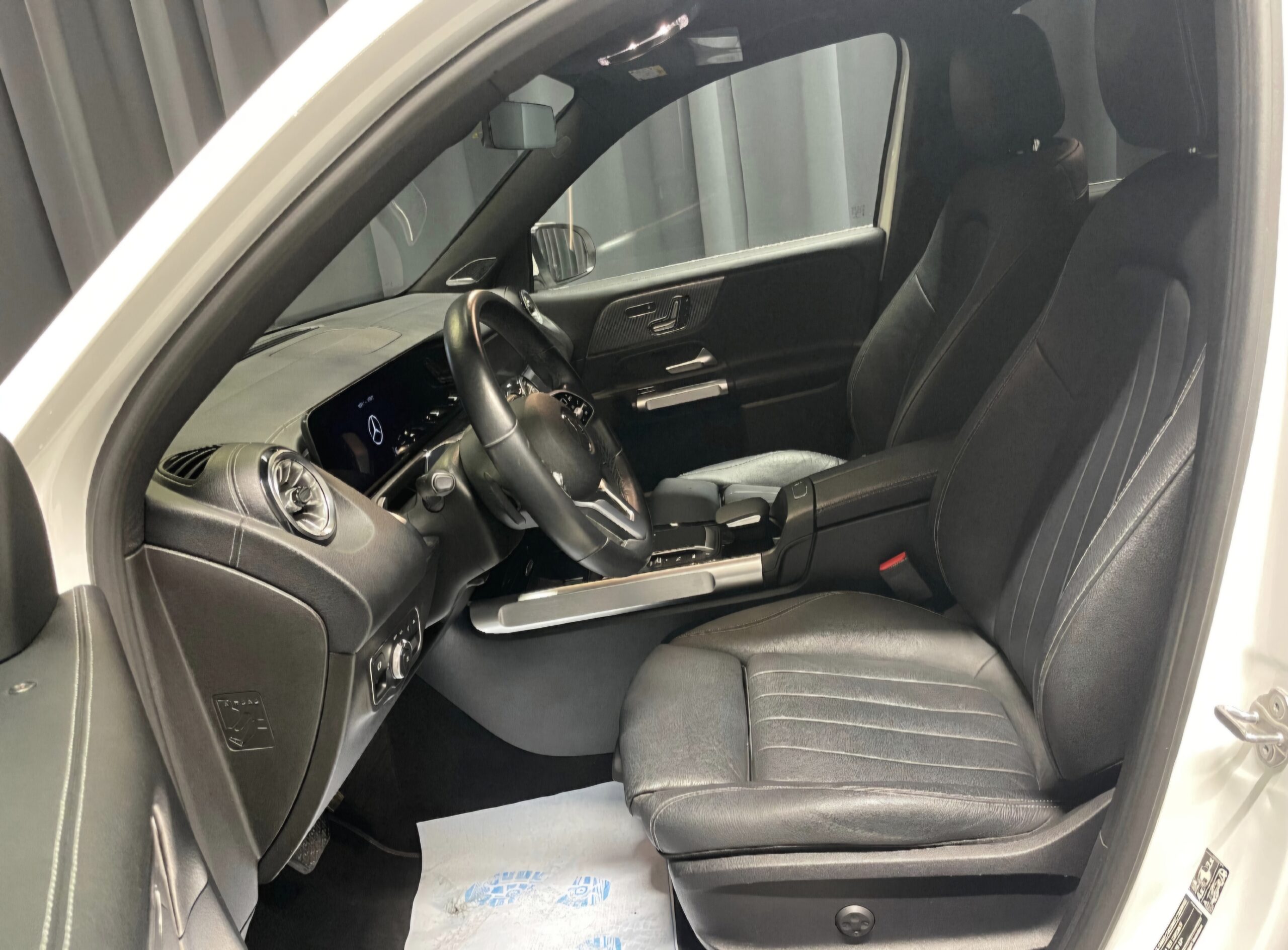 MERCEDES-BENZ GLB 220