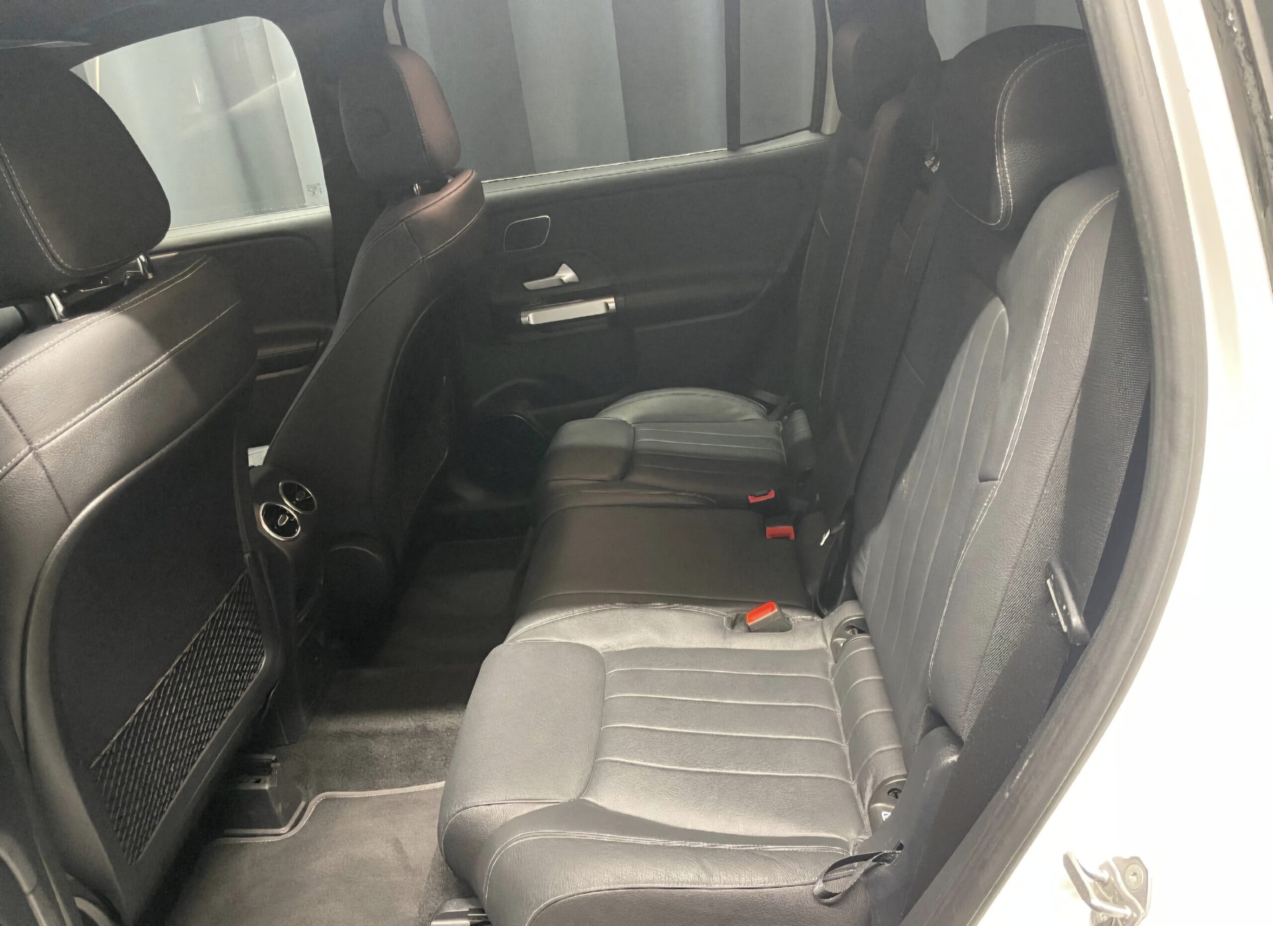 MERCEDES-BENZ GLB 220