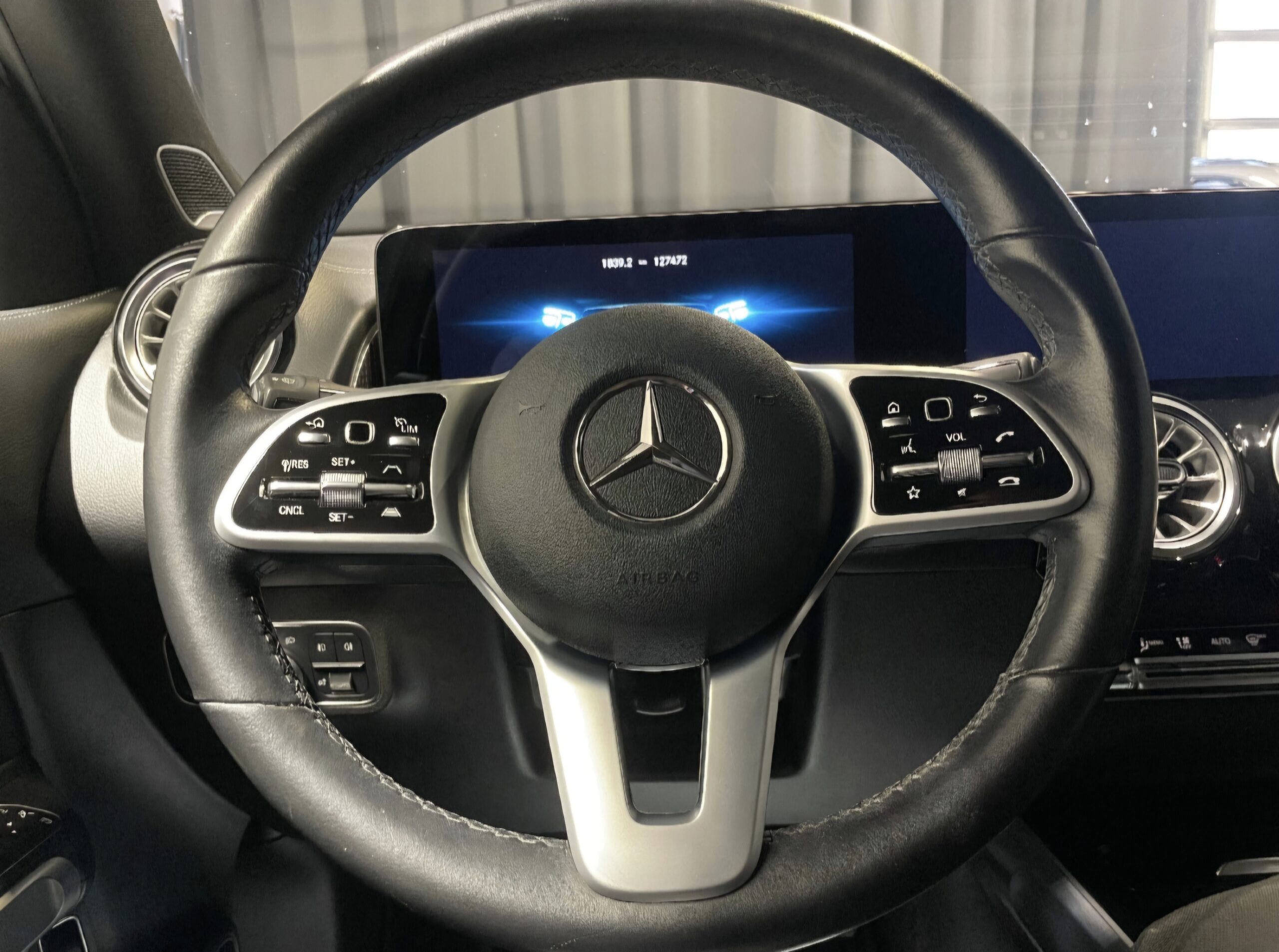 MERCEDES-BENZ GLB 220