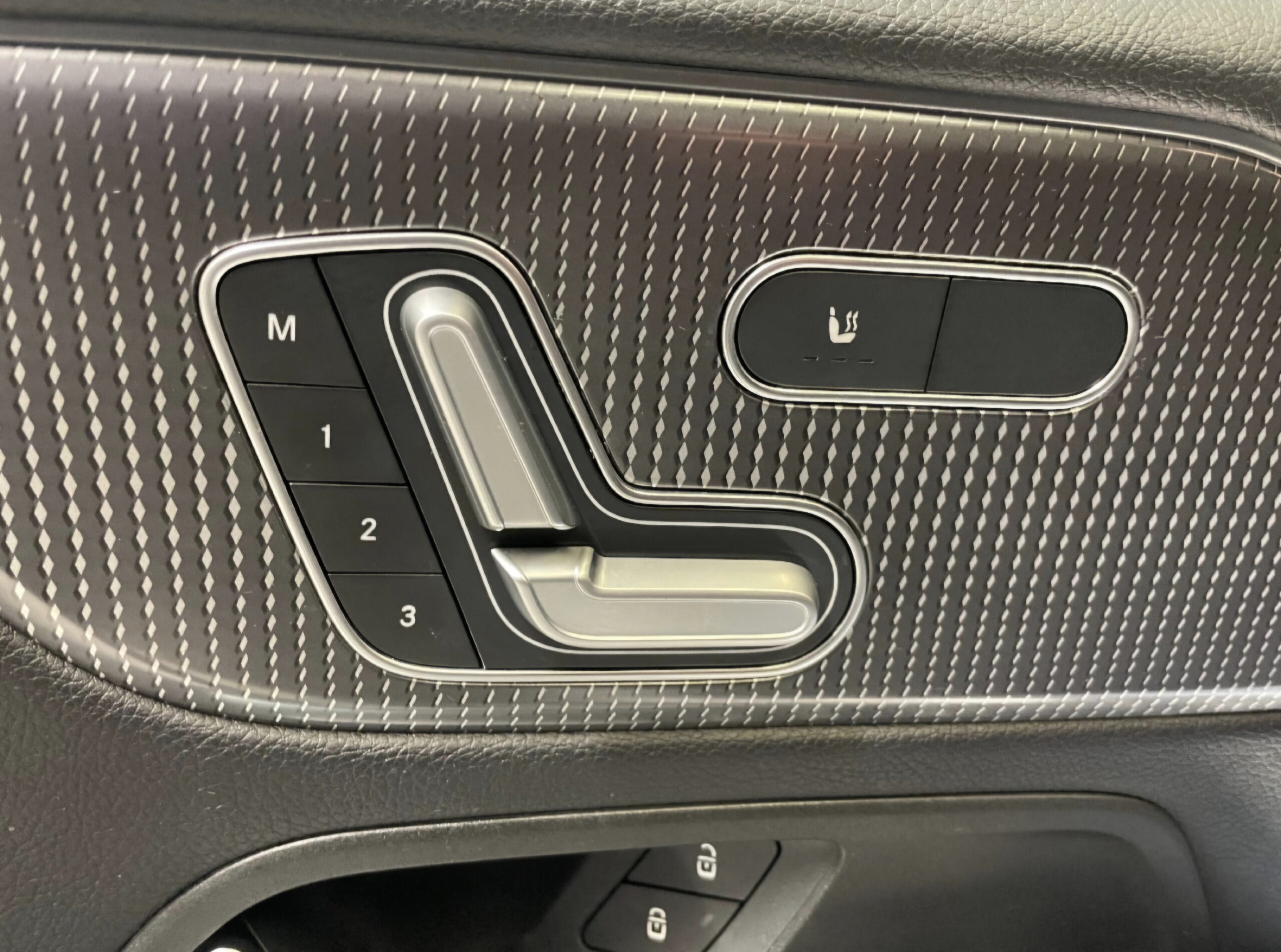 MERCEDES-BENZ GLB 220