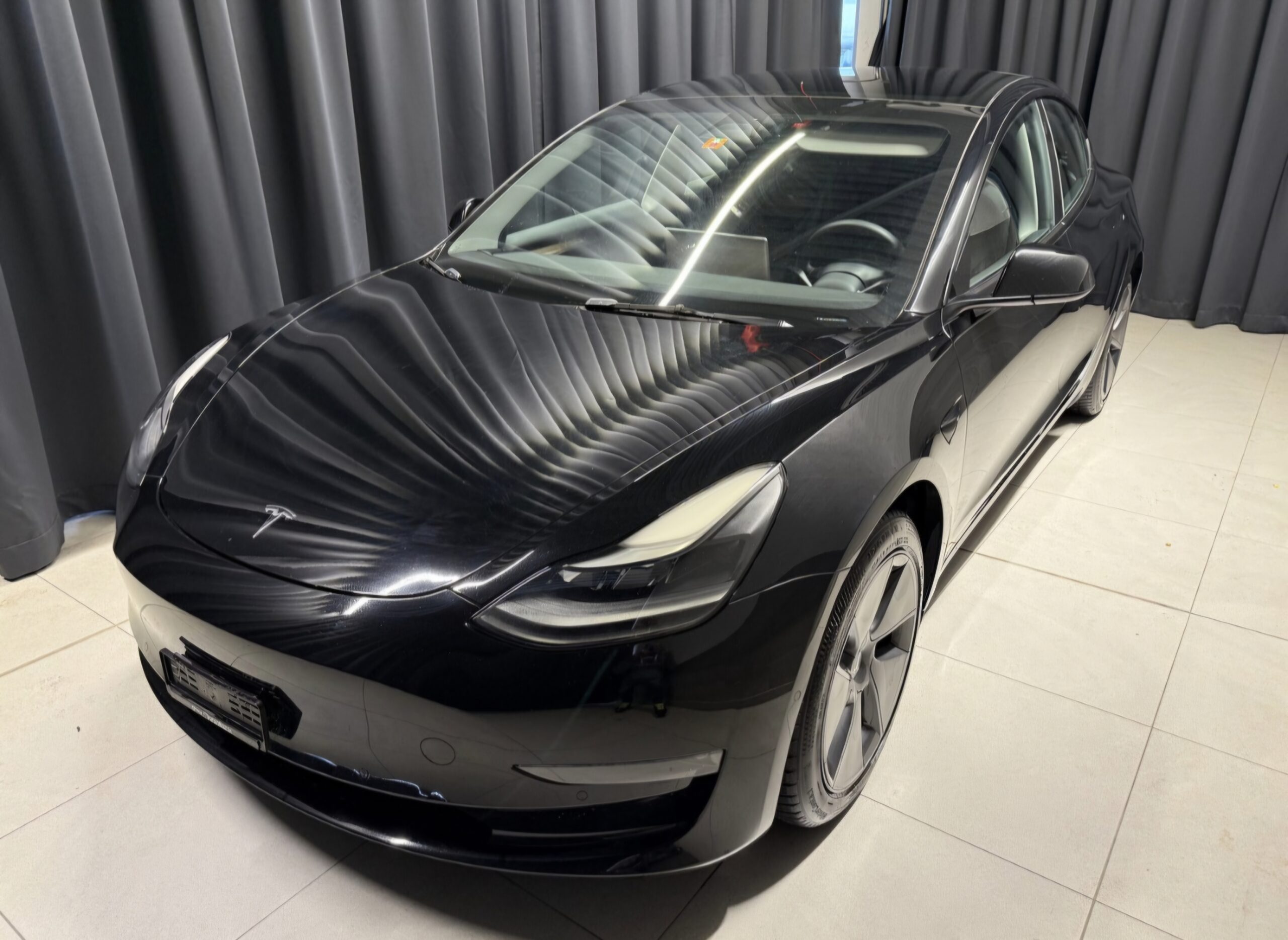 TESLA MODEL 3